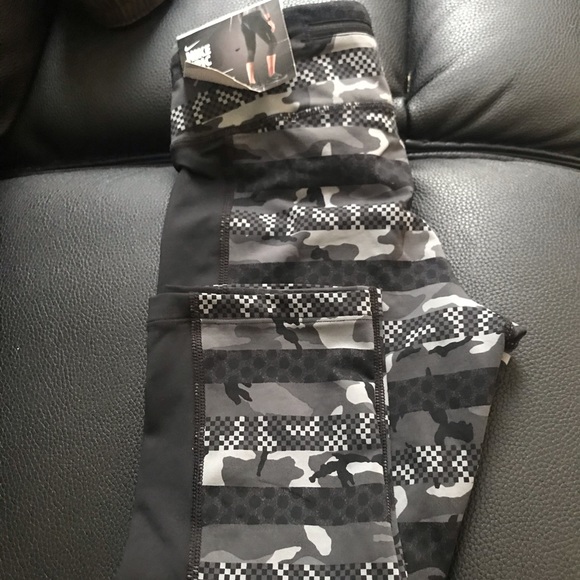 Nike Epic Lux Tight F8t 3/4 Capri Pant - Picture 3 of 4